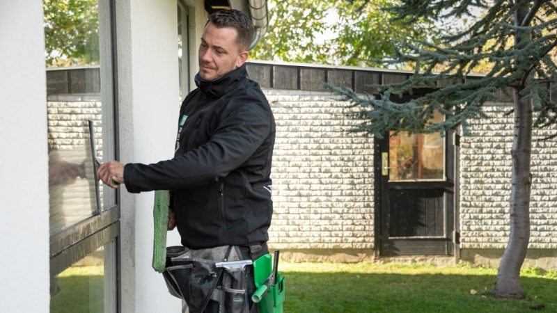 Vores dygtige vinduespudsere kommer renser vinduer i Lyngby