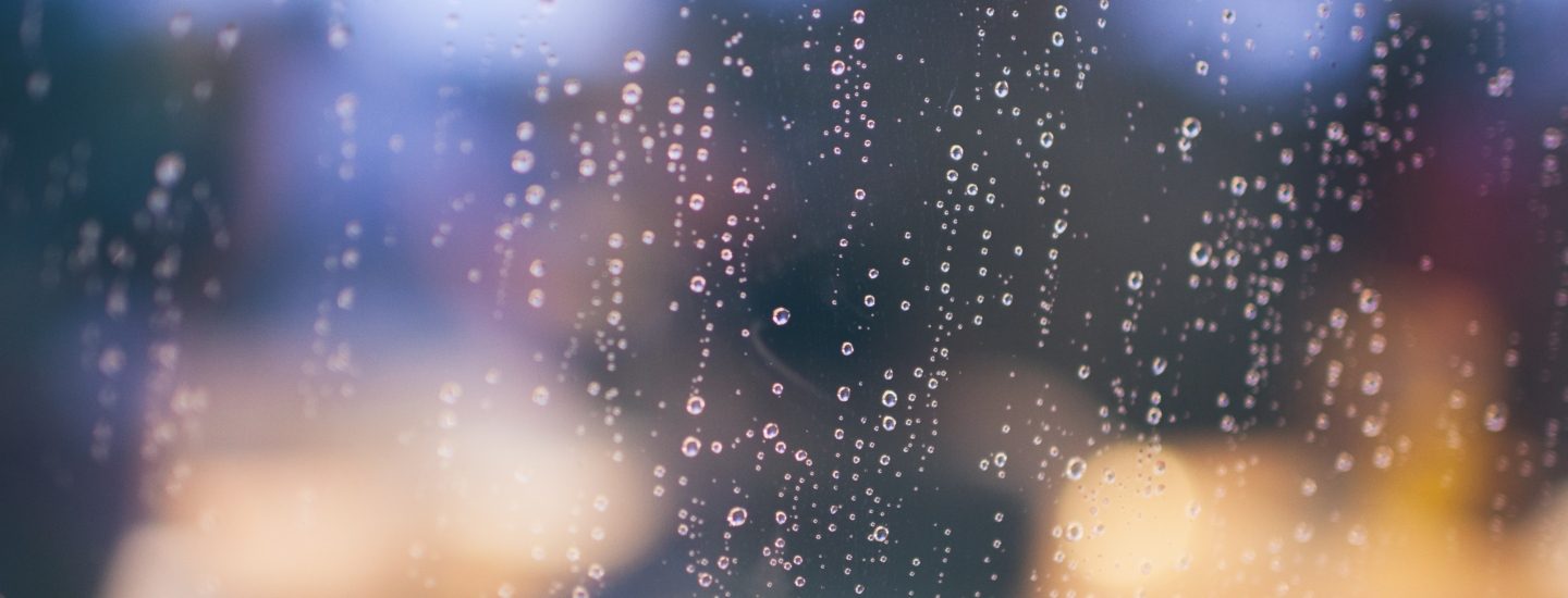 Kan man pudse vinduer i regnvejr?